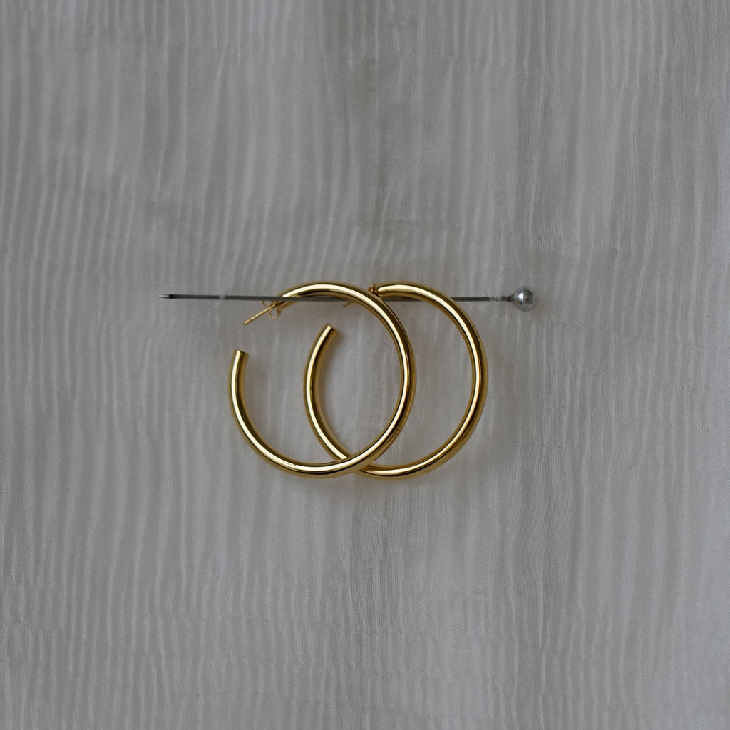 Small gold wire sales hoop earrings