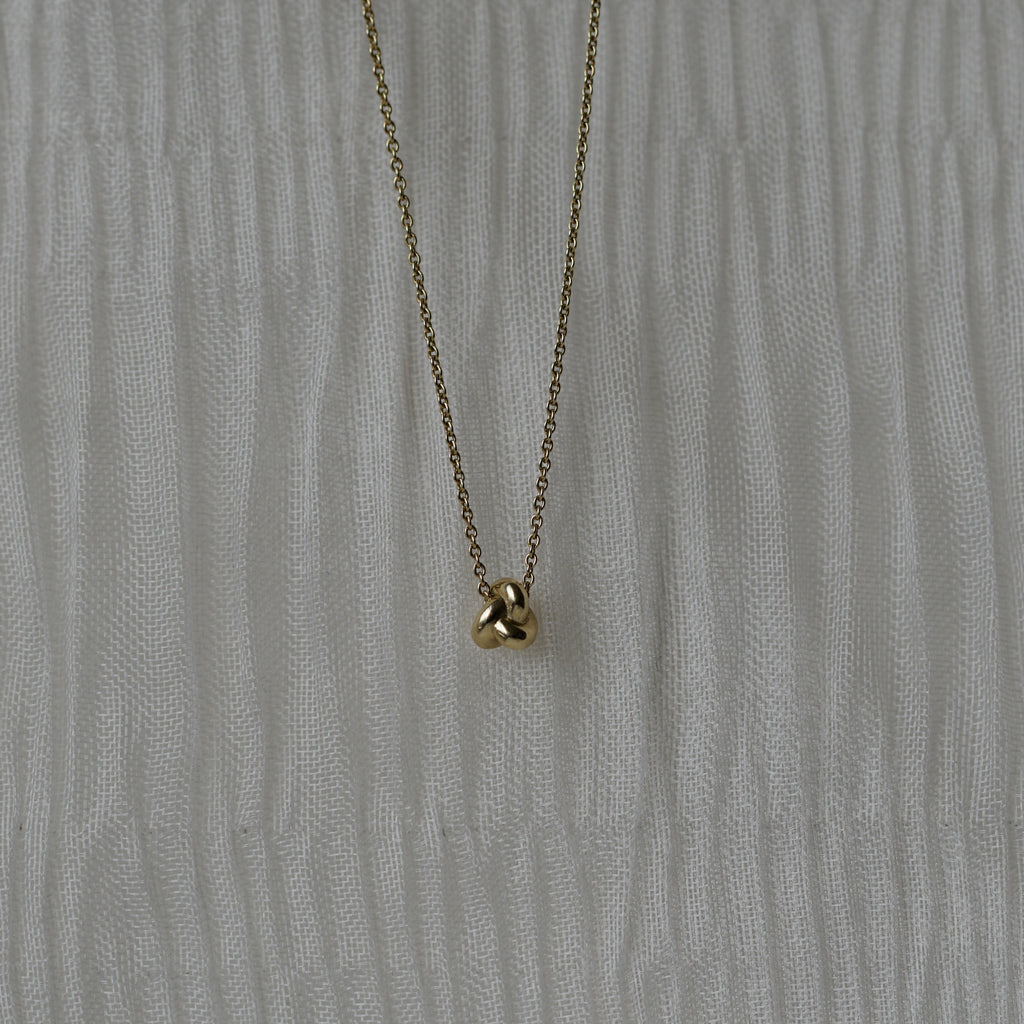 Solid Gold Knot Necklace Otiumberg