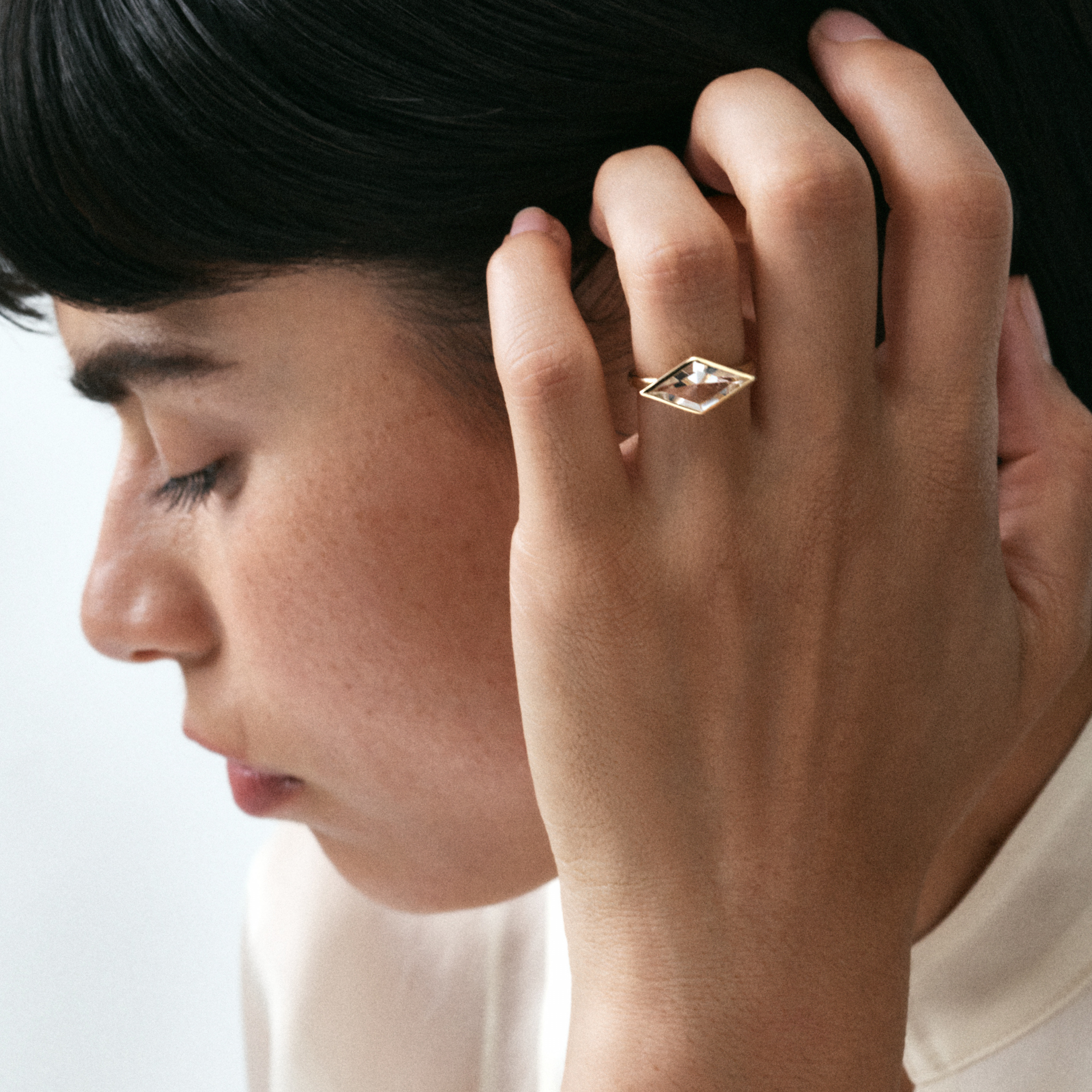 Domino gold ring with quartz