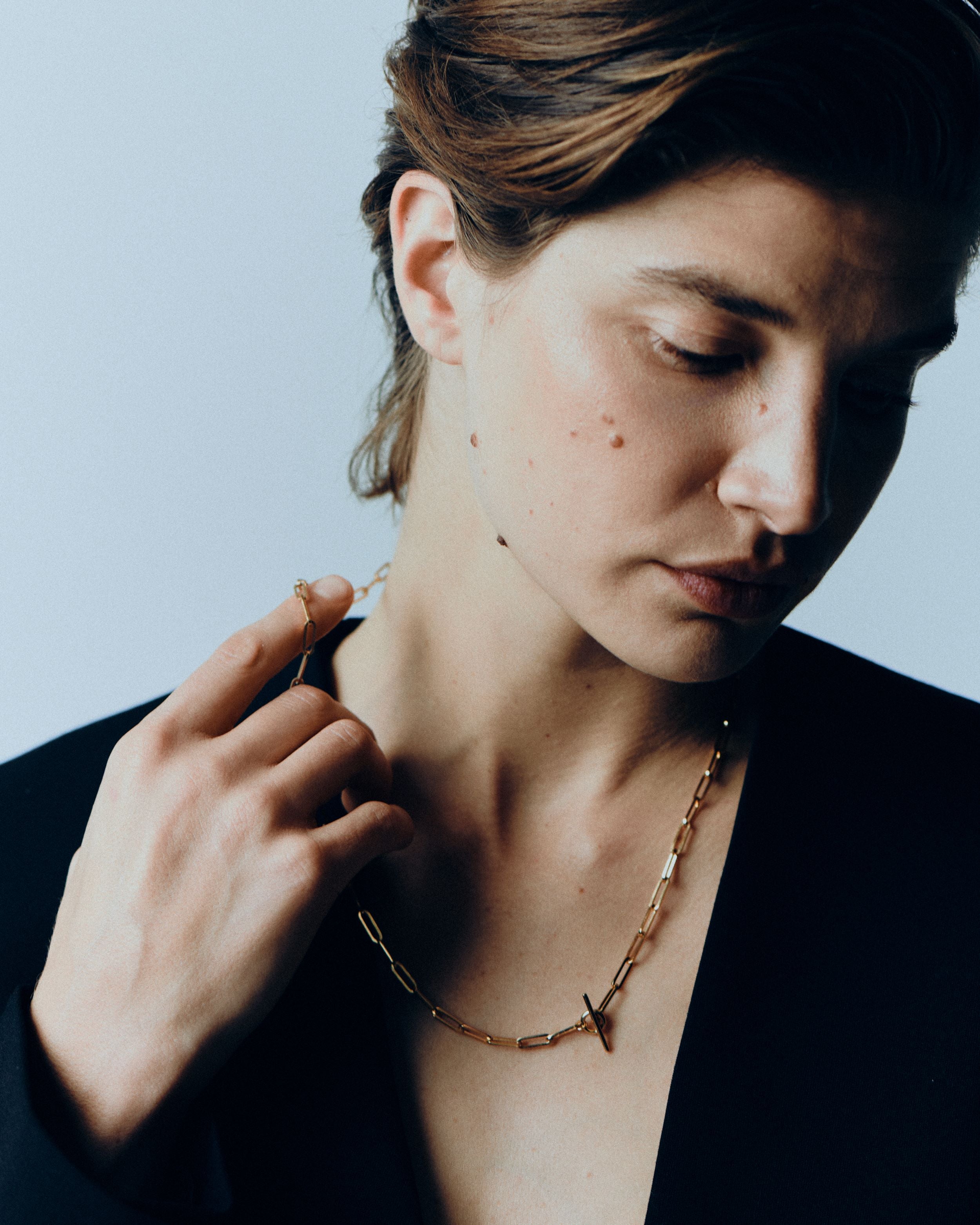 Model wearing Otiumberg gold chain